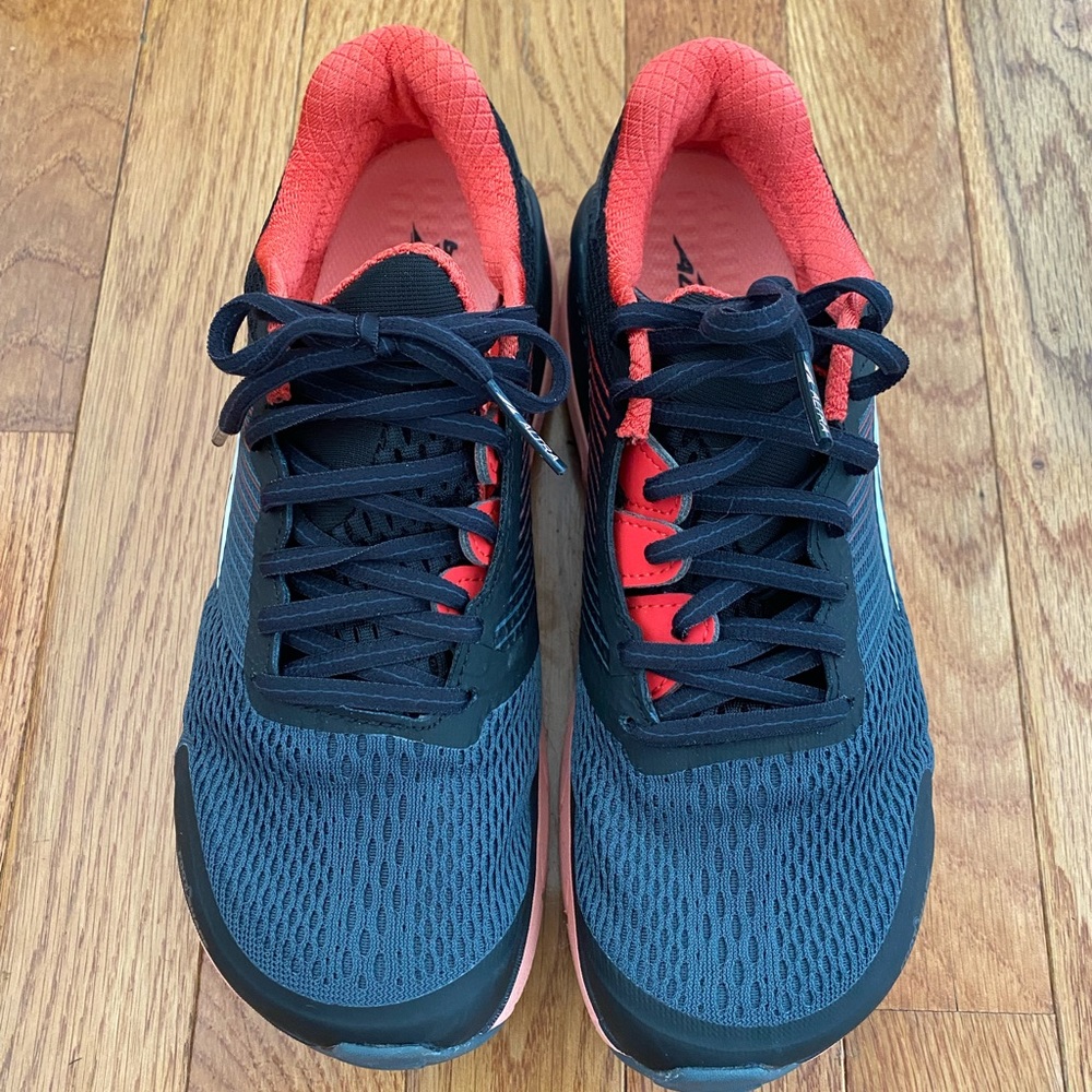 Women’s Altra Provision 4 trail shoe. Size 7.5